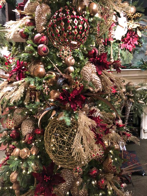 Decorated Tree with Large ornamenets